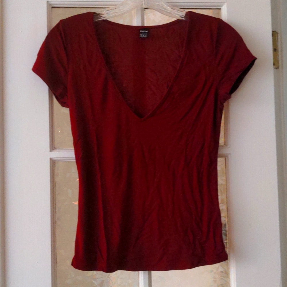 Maroon v-neck fitted tee